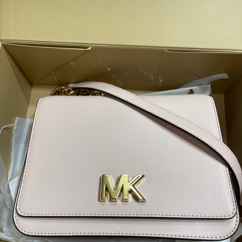 *BRAND NEW*
Michael Kors light pink and gold crossbody purse